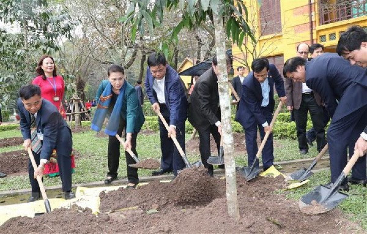 Chủ[-]tịch[-]Quốc[-]hội[-]trồng[-]cây[-]lưu[-]niệm[-]tại[-]Khu[-]Di[-]tích[-]Chủ[-]tịch[-]Hồ[-]Chí[-]Minh